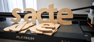 3D reklamni napisi iz lesa – predstavitvena fotografija